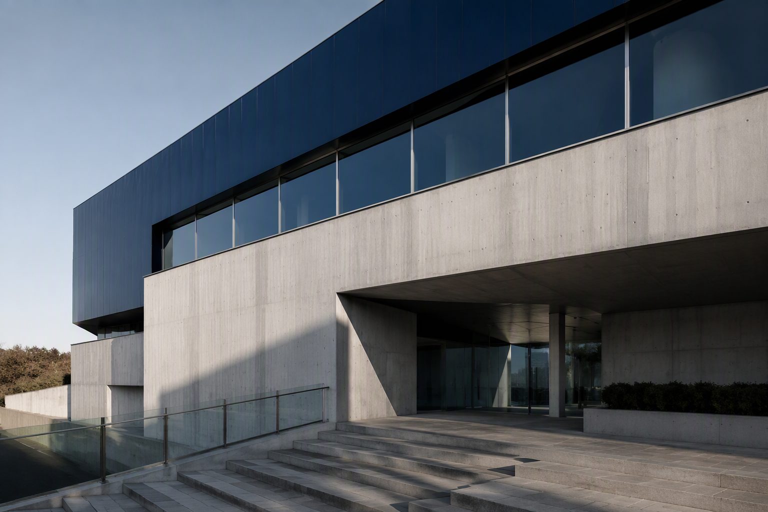 Fachada de edificio institucional moderno de hormigón y vidrio
